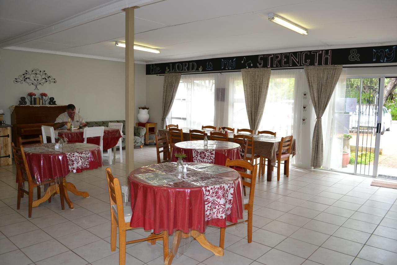 Travel North Guesthouse Цумеб Екстериор снимка